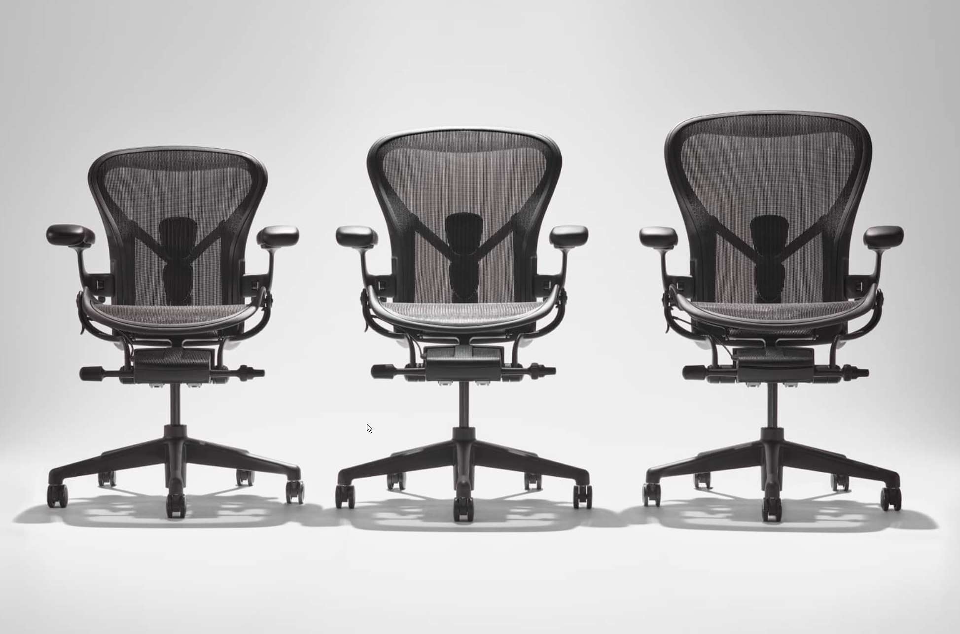 スモーク色のハーマンミラー アーロンチェア Bサイズ Herman Miller 