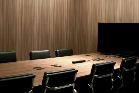 レンタルオフィス内の明るく清潔な会議室｜ビジネスミーティングや打ち合わせに最適な貸し会議室
